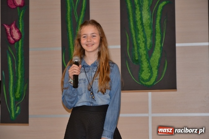 Zdjęcie w galerii na portalu naszraciborz.pl: Młode talenty na scenie w Tworkowie. Drugi dzień przeglądu wiadomości z regionu