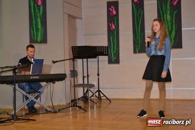 Zdjęcie w galerii na portalu naszraciborz.pl: Młode talenty na scenie w Tworkowie. Drugi dzień przeglądu wiadomości z regionu