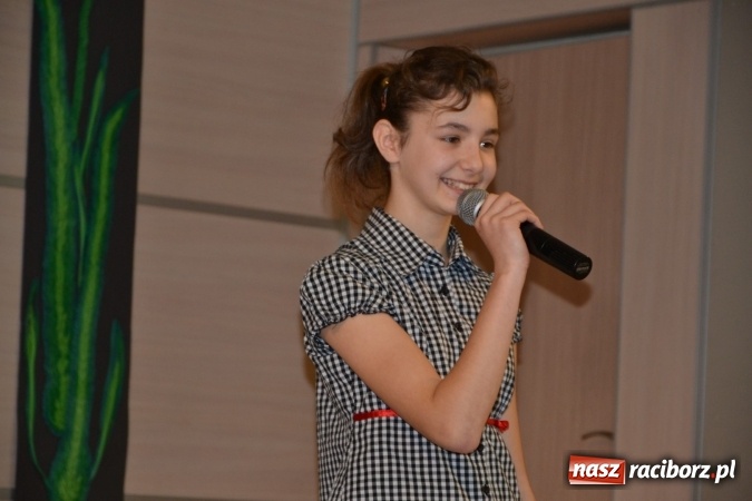 Zdjęcie w galerii na portalu naszraciborz.pl: Młode talenty na scenie w Tworkowie. Drugi dzień przeglądu wiadomości z regionu