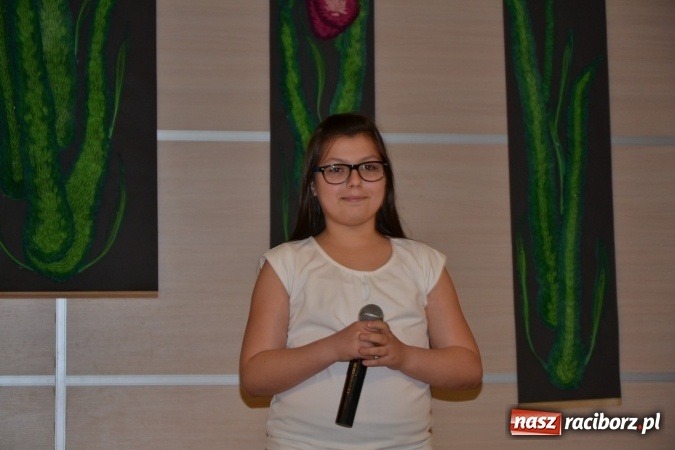 Zdjęcie w galerii na portalu naszraciborz.pl: Młode talenty na scenie w Tworkowie. Drugi dzień przeglądu wiadomości z regionu