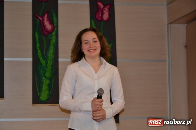 Zdjęcie w galerii na portalu naszraciborz.pl: Młode talenty na scenie w Tworkowie. Drugi dzień przeglądu wiadomości z regionu