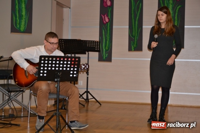 Zdjęcie w galerii na portalu naszraciborz.pl: Młode talenty na scenie w Tworkowie. Drugi dzień przeglądu wiadomości z regionu