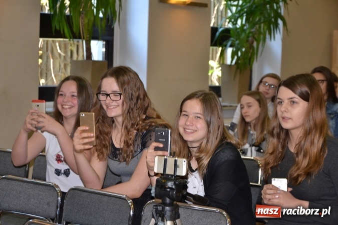 Zdjęcie w galerii na portalu naszraciborz.pl: Młode talenty na scenie w Tworkowie. Drugi dzień przeglądu wiadomości z regionu