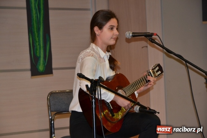 Zdjęcie w galerii na portalu naszraciborz.pl: Młode talenty na scenie w Tworkowie. Drugi dzień przeglądu wiadomości z regionu