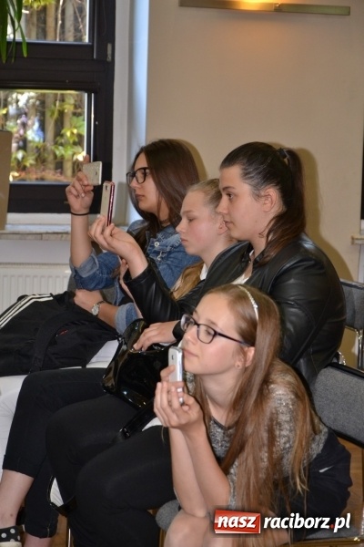 Zdjęcie w galerii na portalu naszraciborz.pl: Młode talenty na scenie w Tworkowie. Drugi dzień przeglądu wiadomości z regionu