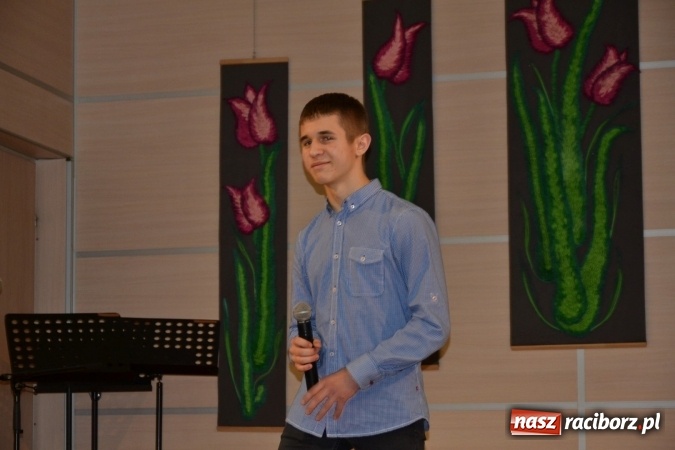 Zdjęcie w galerii na portalu naszraciborz.pl: Młode talenty na scenie w Tworkowie. Drugi dzień przeglądu wiadomości z regionu