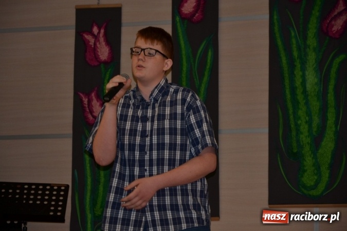 Zdjęcie w galerii na portalu naszraciborz.pl: Młode talenty na scenie w Tworkowie. Drugi dzień przeglądu wiadomości z regionu