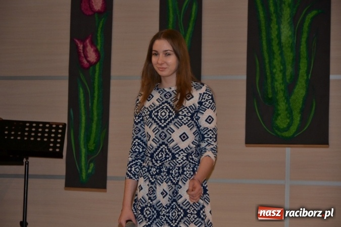Zdjęcie w galerii na portalu naszraciborz.pl: Młode talenty na scenie w Tworkowie. Drugi dzień przeglądu wiadomości z regionu