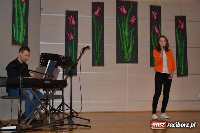 Zdjęcie w galerii na portalu naszraciborz.pl: Młode talenty na scenie w Tworkowie. Drugi dzień przeglądu wiadomości z regionu