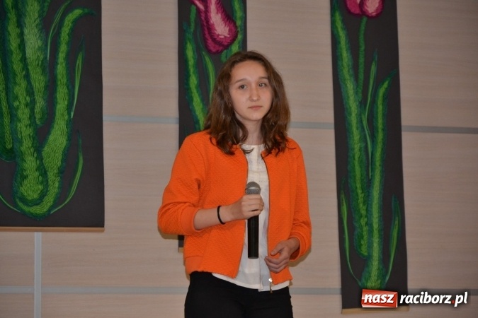 Zdjęcie w galerii na portalu naszraciborz.pl: Młode talenty na scenie w Tworkowie. Drugi dzień przeglądu wiadomości z regionu