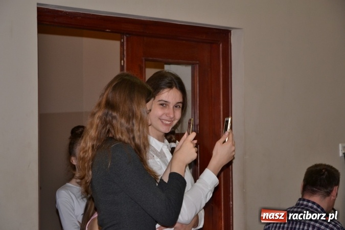 Zdjęcie w galerii na portalu naszraciborz.pl: Młode talenty na scenie w Tworkowie. Drugi dzień przeglądu wiadomości z regionu