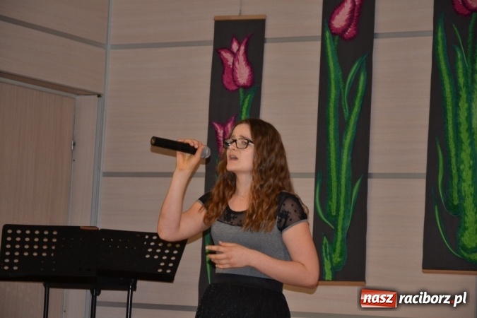 Zdjęcie w galerii na portalu naszraciborz.pl: Młode talenty na scenie w Tworkowie. Drugi dzień przeglądu wiadomości z regionu