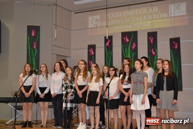 Zdjęcie w galerii na portalu naszraciborz.pl: Młode talenty na scenie w Tworkowie. Drugi dzień przeglądu wiadomości z regionu