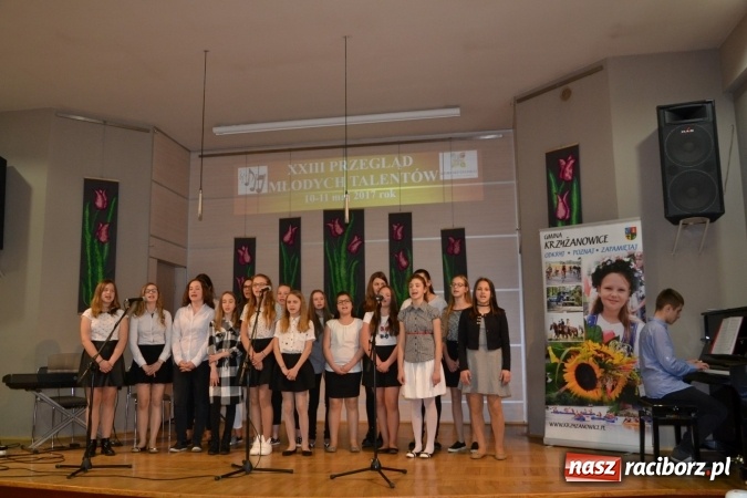 Zdjęcie w galerii na portalu naszraciborz.pl: Młode talenty na scenie w Tworkowie. Drugi dzień przeglądu wiadomości z regionu