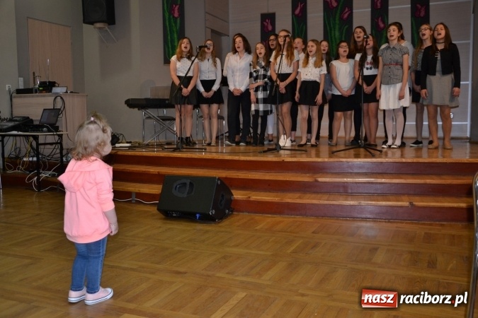 Zdjęcie w galerii na portalu naszraciborz.pl: Młode talenty na scenie w Tworkowie. Drugi dzień przeglądu wiadomości z regionu