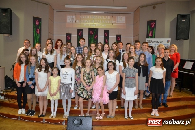 Zdjęcie w galerii na portalu naszraciborz.pl: Młode talenty na scenie w Tworkowie. Drugi dzień przeglądu wiadomości z regionu