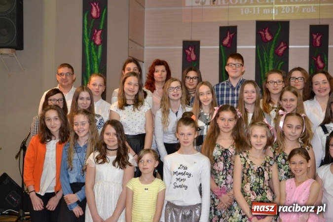 Zdjęcie w galerii na portalu naszraciborz.pl: Młode talenty na scenie w Tworkowie. Drugi dzień przeglądu wiadomości z regionu