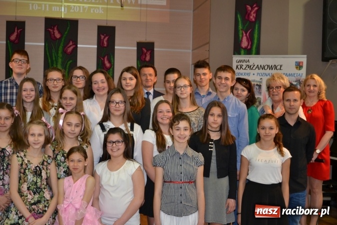 Zdjęcie w galerii na portalu naszraciborz.pl: Młode talenty na scenie w Tworkowie. Drugi dzień przeglądu wiadomości z regionu