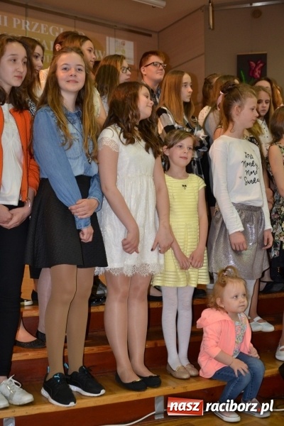 Zdjęcie w galerii na portalu naszraciborz.pl: Młode talenty na scenie w Tworkowie. Drugi dzień przeglądu wiadomości z regionu