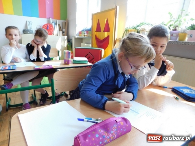 Zdjęcie w galerii na portalu naszraciborz.pl: W Szkole Podstawowej nr 4 zorganizowano Międzyszkolny Konkurs Lektur wiadomości z regionu