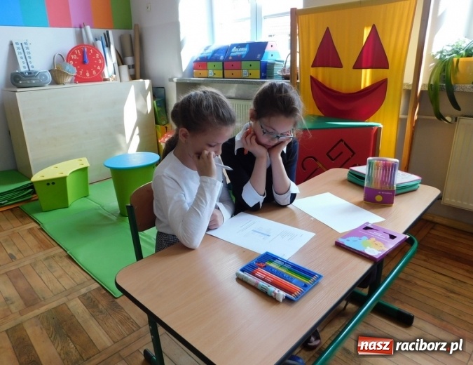 Zdjęcie w galerii na portalu naszraciborz.pl: W Szkole Podstawowej nr 4 zorganizowano Międzyszkolny Konkurs Lektur wiadomości z regionu