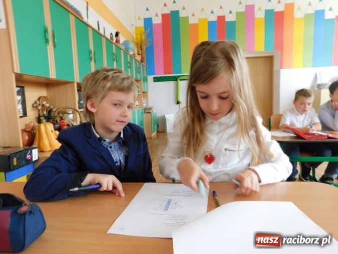 Zdjęcie w galerii na portalu naszraciborz.pl: W Szkole Podstawowej nr 4 zorganizowano Międzyszkolny Konkurs Lektur wiadomości z regionu