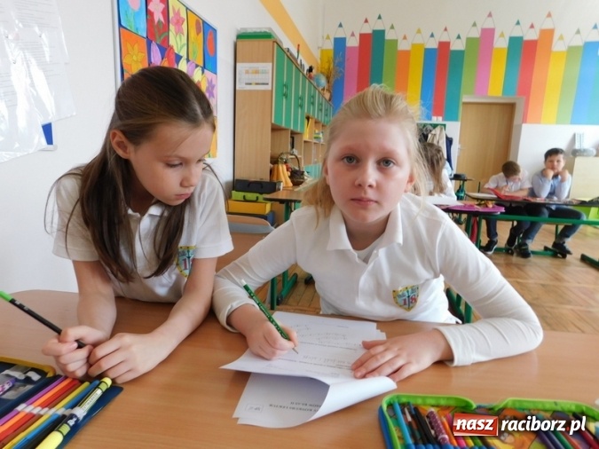 Zdjęcie w galerii na portalu naszraciborz.pl: W Szkole Podstawowej nr 4 zorganizowano Międzyszkolny Konkurs Lektur wiadomości z regionu