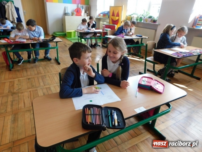 Zdjęcie w galerii na portalu naszraciborz.pl: W Szkole Podstawowej nr 4 zorganizowano Międzyszkolny Konkurs Lektur wiadomości z regionu