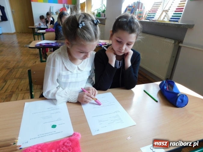 Zdjęcie w galerii na portalu naszraciborz.pl: W Szkole Podstawowej nr 4 zorganizowano Międzyszkolny Konkurs Lektur wiadomości z regionu