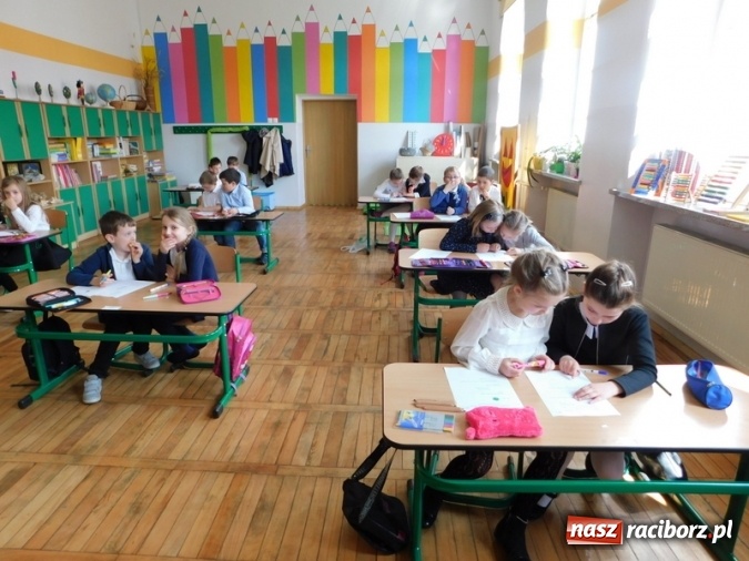 Zdjęcie w galerii na portalu naszraciborz.pl: W Szkole Podstawowej nr 4 zorganizowano Międzyszkolny Konkurs Lektur wiadomości z regionu