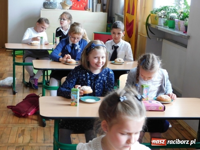 Zdjęcie w galerii na portalu naszraciborz.pl: W Szkole Podstawowej nr 4 zorganizowano Międzyszkolny Konkurs Lektur wiadomości z regionu