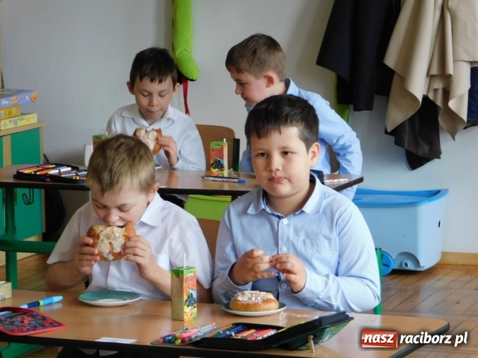 Zdjęcie w galerii na portalu naszraciborz.pl: W Szkole Podstawowej nr 4 zorganizowano Międzyszkolny Konkurs Lektur wiadomości z regionu