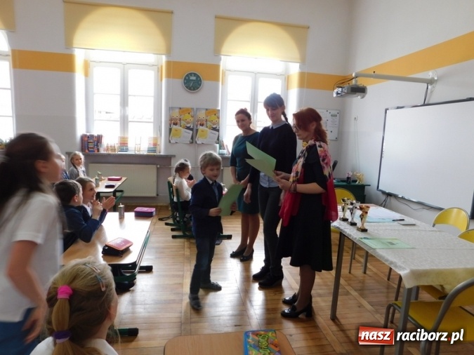 Zdjęcie w galerii na portalu naszraciborz.pl: W Szkole Podstawowej nr 4 zorganizowano Międzyszkolny Konkurs Lektur wiadomości z regionu