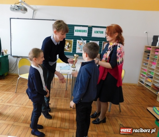 Zdjęcie w galerii na portalu naszraciborz.pl: W Szkole Podstawowej nr 4 zorganizowano Międzyszkolny Konkurs Lektur wiadomości z regionu