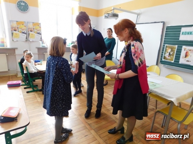 Zdjęcie w galerii na portalu naszraciborz.pl: W Szkole Podstawowej nr 4 zorganizowano Międzyszkolny Konkurs Lektur wiadomości z regionu