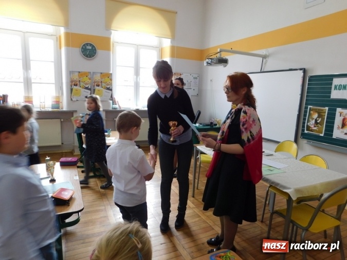 Zdjęcie w galerii na portalu naszraciborz.pl: W Szkole Podstawowej nr 4 zorganizowano Międzyszkolny Konkurs Lektur wiadomości z regionu