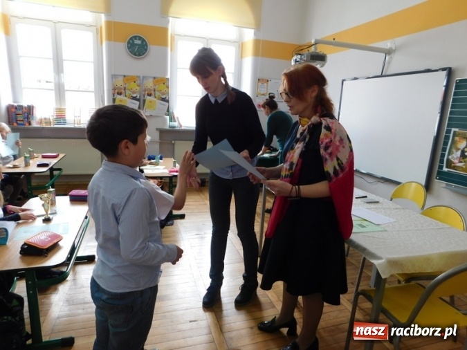 Zdjęcie w galerii na portalu naszraciborz.pl: W Szkole Podstawowej nr 4 zorganizowano Międzyszkolny Konkurs Lektur wiadomości z regionu