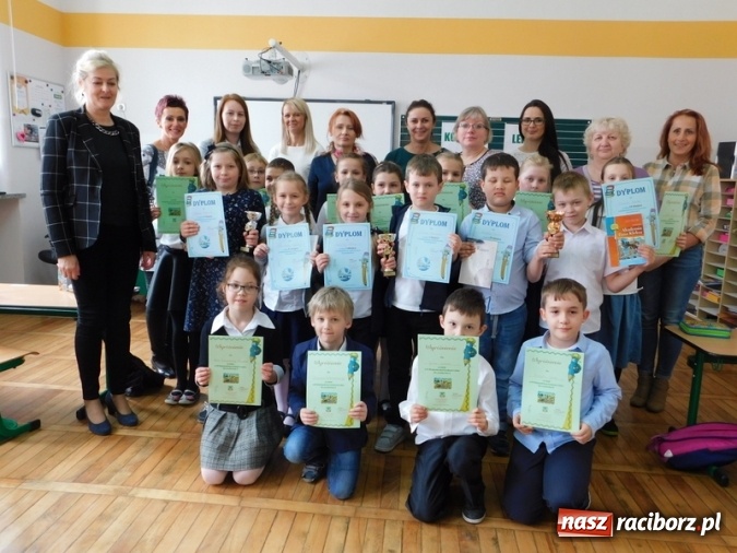 Zdjęcie w galerii na portalu naszraciborz.pl: W Szkole Podstawowej nr 4 zorganizowano Międzyszkolny Konkurs Lektur wiadomości z regionu