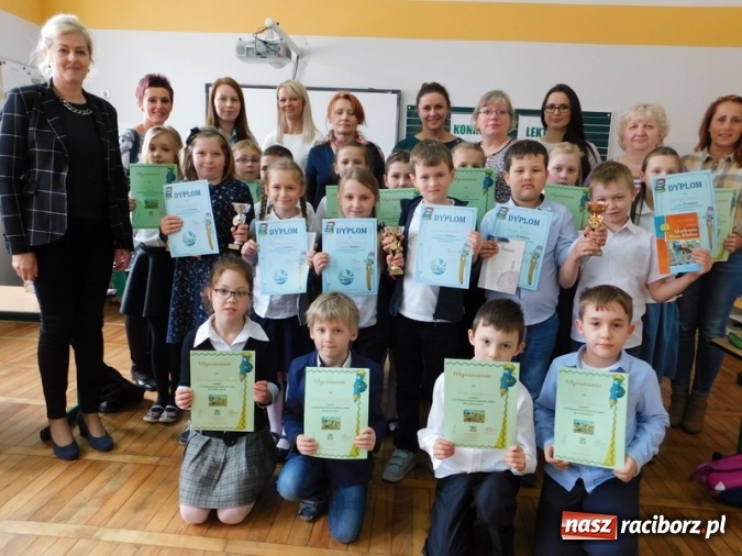 Zdjęcie w galerii na portalu naszraciborz.pl: W Szkole Podstawowej nr 4 zorganizowano Międzyszkolny Konkurs Lektur wiadomości z regionu