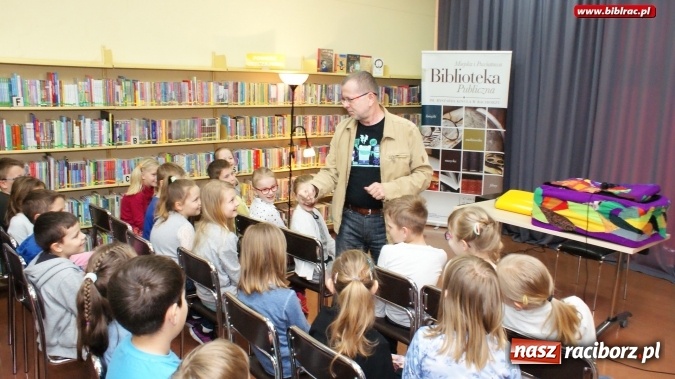 Zdjęcie w galerii na portalu naszraciborz.pl: Pan Tik-Tak odwiedził raciborską bibliotekę wiadomości z regionu