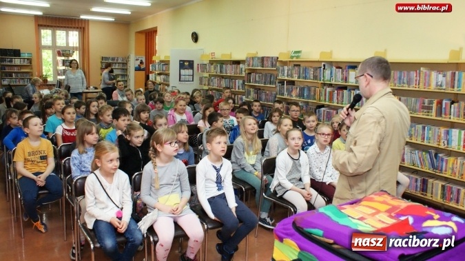Zdjęcie w galerii na portalu naszraciborz.pl: Pan Tik-Tak odwiedził raciborską bibliotekę wiadomości z regionu