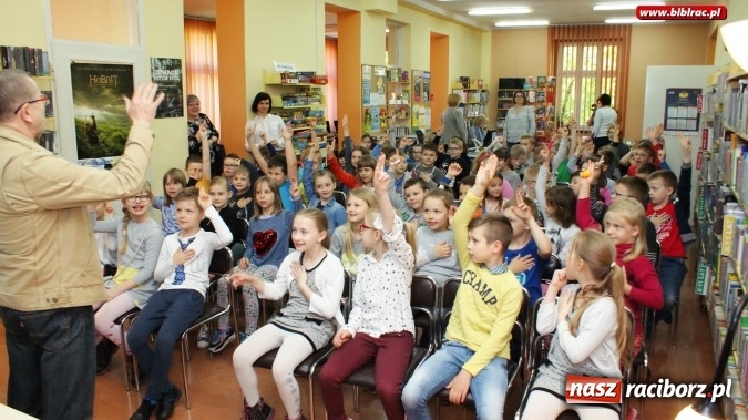 Zdjęcie w galerii na portalu naszraciborz.pl: Pan Tik-Tak odwiedził raciborską bibliotekę wiadomości z regionu