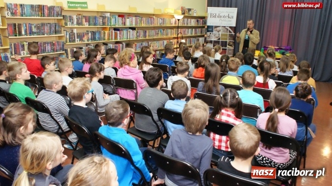 Zdjęcie w galerii na portalu naszraciborz.pl: Pan Tik-Tak odwiedził raciborską bibliotekę wiadomości z regionu