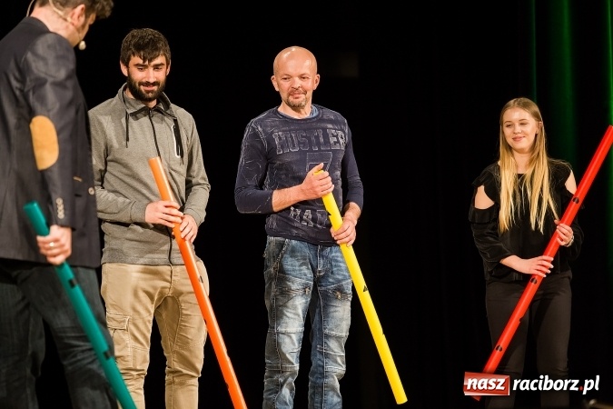 Zdjęcie w galerii na portalu naszraciborz.pl: To Ci tłumaczę! - kabaret Smile w Raciborskim Centrum Kultury wiadomości z regionu