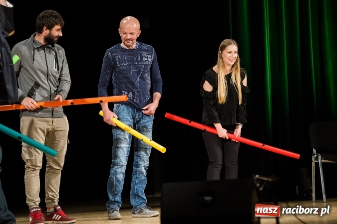 Zdjęcie w galerii na portalu naszraciborz.pl: To Ci tłumaczę! - kabaret Smile w Raciborskim Centrum Kultury wiadomości z regionu