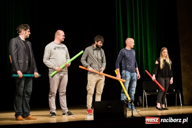 Zdjęcie w galerii na portalu naszraciborz.pl: To Ci tłumaczę! - kabaret Smile w Raciborskim Centrum Kultury wiadomości z regionu