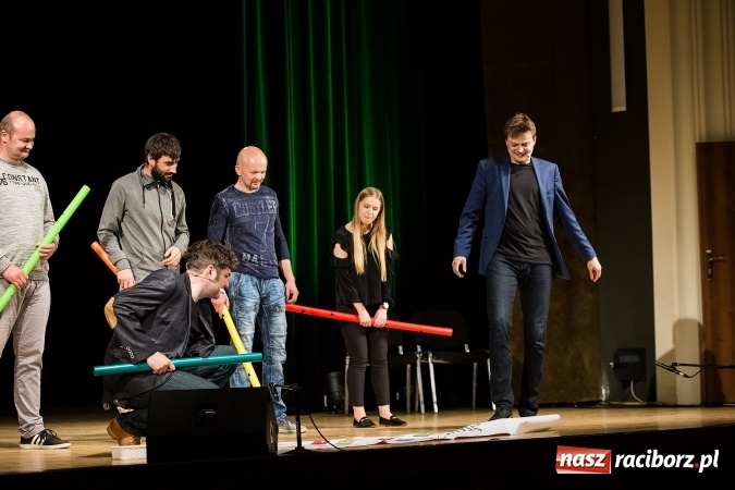 Zdjęcie w galerii na portalu naszraciborz.pl: To Ci tłumaczę! - kabaret Smile w Raciborskim Centrum Kultury wiadomości z regionu