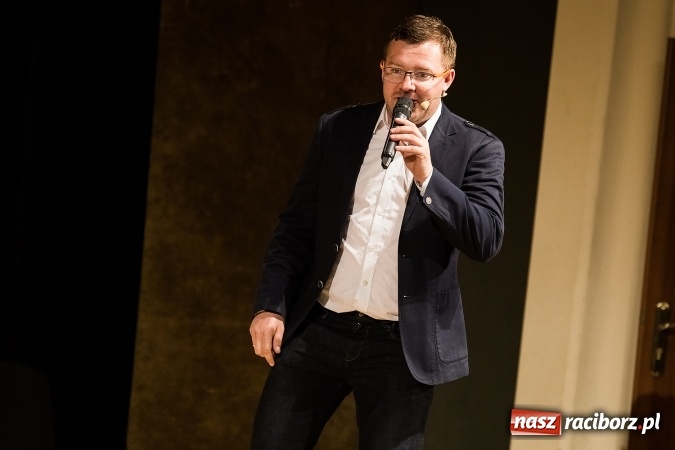 Zdjęcie w galerii na portalu naszraciborz.pl: To Ci tłumaczę! - kabaret Smile w Raciborskim Centrum Kultury wiadomości z regionu