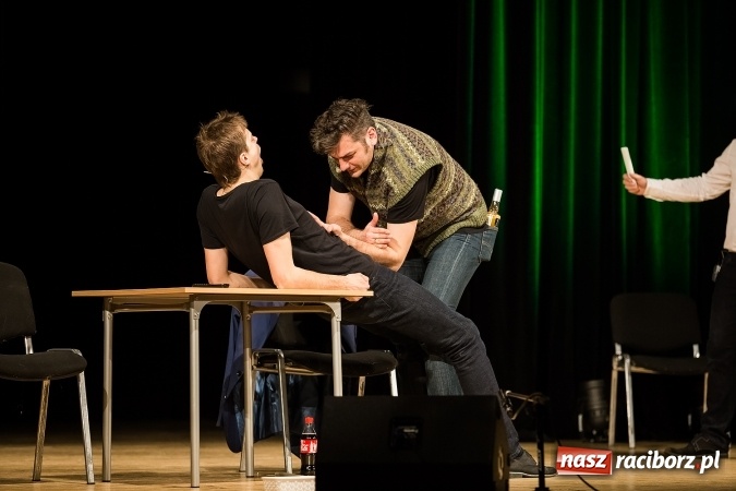 Zdjęcie w galerii na portalu naszraciborz.pl: To Ci tłumaczę! - kabaret Smile w Raciborskim Centrum Kultury wiadomości z regionu