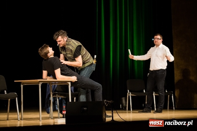 Zdjęcie w galerii na portalu naszraciborz.pl: To Ci tłumaczę! - kabaret Smile w Raciborskim Centrum Kultury wiadomości z regionu